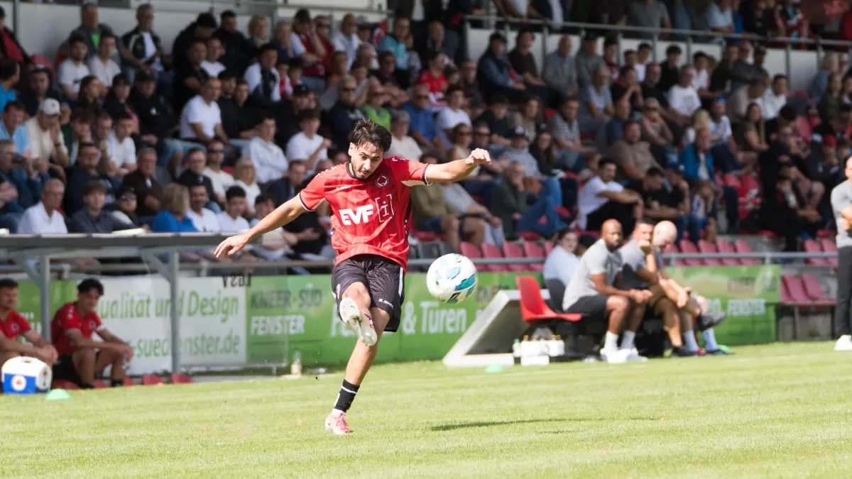 1. Goeppinger Sportverein vs. VfB Friedrichshafen, Fußball, Verbandsliga Baden-Wuerttemberg, 2. Spieltag, Saison 2026 / 2027, 22.08.2026: Berk Yalman (1.Goeppinger Sportverein, #03),
1. Goeppinger Sportverein vs. VfB Friedrichshafen, Fußball, Verbandsliga Baden-Wuerttemberg, 2. Spieltag, Saison 2026 / 2027, 22.08.2026,
Foto: Eibner-Pressefoto/Max Vogel
