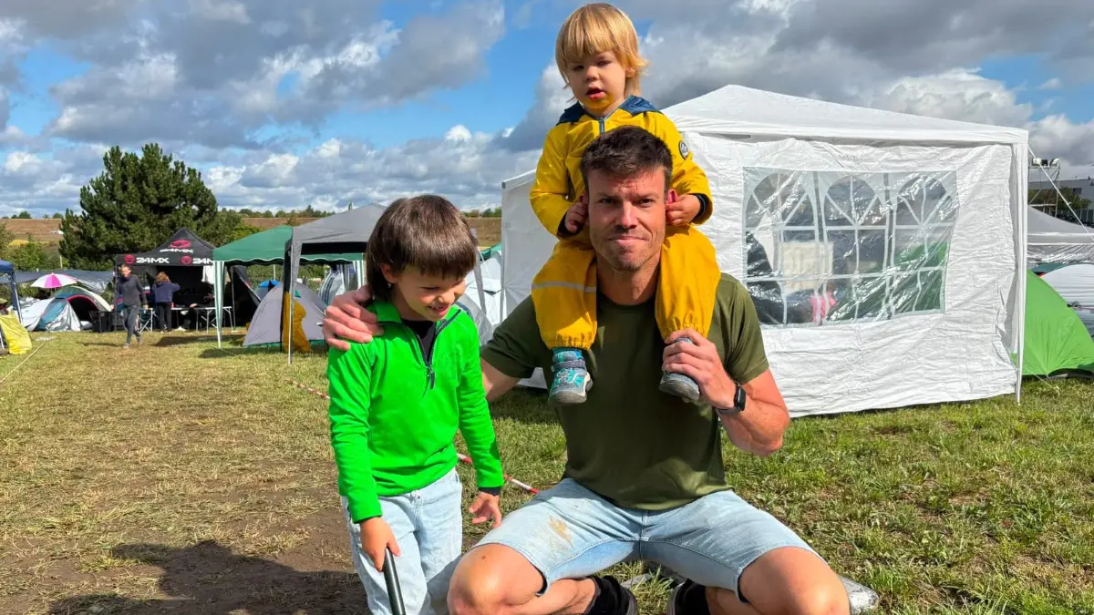 Paul Klüfers geht mit Oskar und dem kleinen Charlie erstmal zum Weißwurstfrühstück. Die Münchener sind zum ersten Mal da und freuen sich aufs Kinderprogramm.