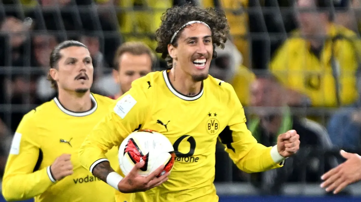 Borussia Dortmund - FC Bayern München: 22.08.2026, Nordrhein-Westfalen, Dortmund: Fußball, Männer: Franz-Beckenbauer-Supercup, Borussia Dortmund - FC Bayern München, Signal-Iduna-Park. Fábio Silva (Borussia Dortmund) feiert seinen Treffer zum 1:2. Foto: Federico Gambarini/dpa - WICHTIGER HINWEIS: Gemäß den Vorgaben der Bundesliga bzw. des DFB Deutscher Fußball-Bund ist es untersagt, in dem Stadion und/oder vom Spiel angefertigte Fotoaufnahmen in Form von Sequenzbildern und/oder videoähnlichen Fotostrecken zu verwerten bzw. verwerten zu lassen. +++ dpa-Bildfunk +++