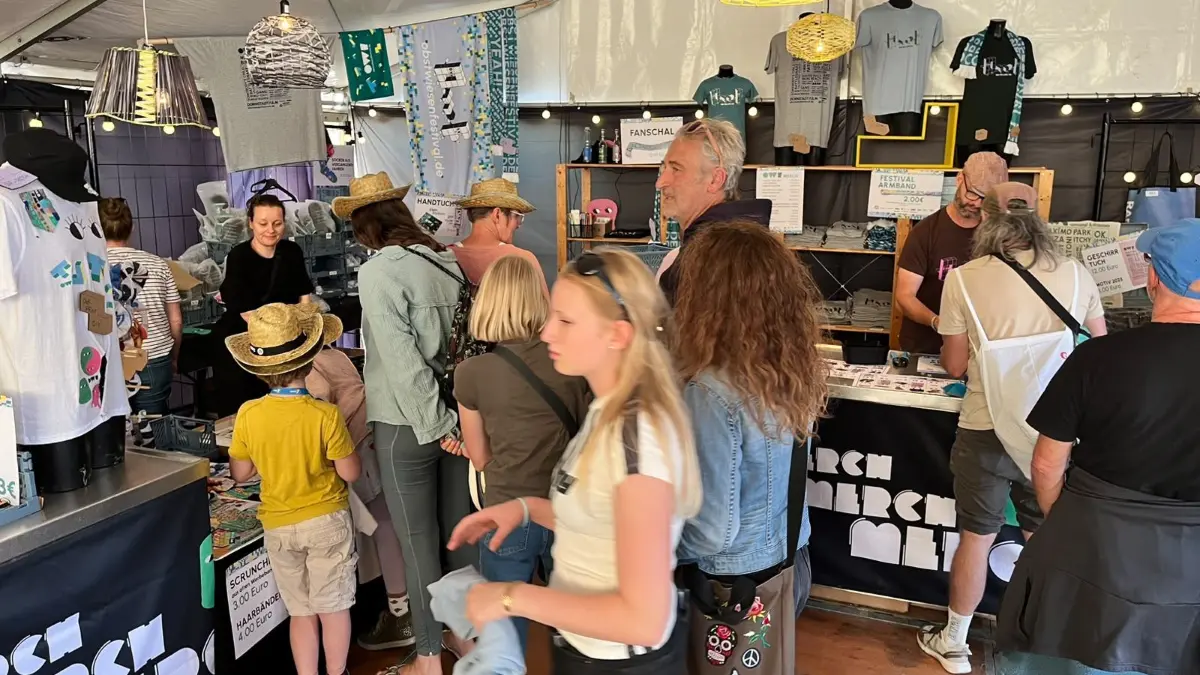 Kleiner Besuch im Merch-Zelt. Hier ist laufend Betrieb. Neben OWF-Merch gibt’s auch Shirts, Platten und CDs von Bands - zum Beispiel von Itchy.