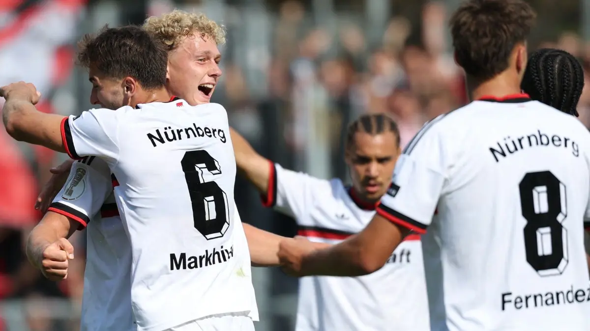 Viktoria Köln - 1. FC Nürnberg: 22.08.2026, Nordrhein-Westfalen, Köln: Fußball, Männer: DFB-Pokal, Viktoria Köln - 1. FC Nürnberg, 1. Runde, Sportanlage Höhenberg. Nürnberg jubelt zum 0:1 durch 1. FC Nürnbergs Piet Scobel (m). Foto: Fabian Strauch/dpa - WICHTIGER HINWEIS: Gemäß den Vorgaben der Bundesliga bzw. des DFB Deutscher Fußball-Bund ist es untersagt, in dem Stadion und/oder vom Spiel angefertigte Fotoaufnahmen in Form von Sequenzbildern und/oder videoähnlichen Fotostrecken zu verwerten bzw. verwerten zu lassen. +++ dpa-Bildfunk +++