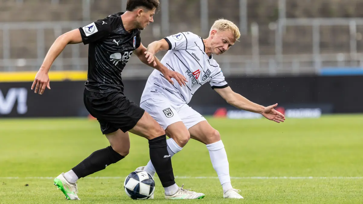 SSV Ulm 1846 Fußball vs. SG Barockstadt Fulda-Lehnerz, Fussball, Regionalliga Südwest, 3. Spieltag, Donaustadion Ulm 22.08.26: v.l. Roko Ivankovic (SG Barockstadt Fulda-Lehnerz, #77), Per Lockl (SSV Ulm 1846 Fußball, #08)
SSV Ulm 1846 Fußball vs. SG Barockstadt Fulda-Lehnerz, Fussball, Regionalliga Südwest, 3. Spieltag, Donaustadion Ulm 22.08.26
Foto: Eibner-Pressefoto/Lucca Fundel