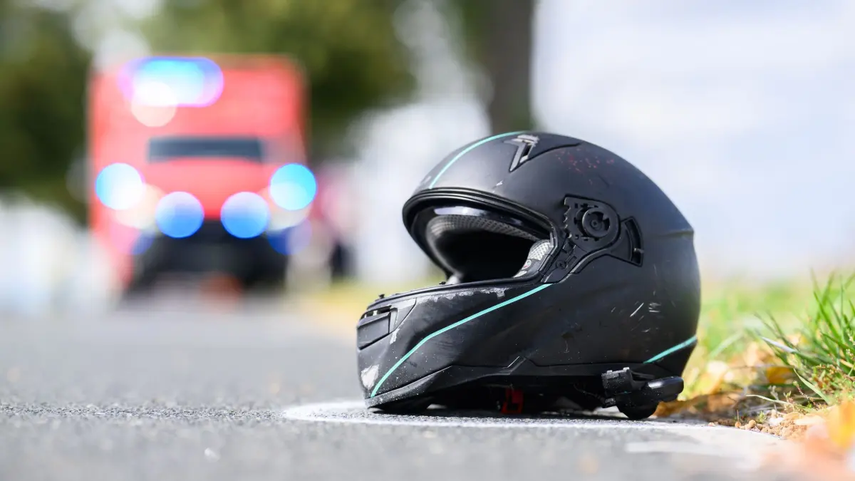 Motorradunfall Symbolbild: ARCHIV - 03.09.2025, Niedersachsen, Schulenburg: Der Helm eines Motorradfahrers liegt nach einem Unfall auf der Straße. (zu dpa: «Biker nach missglücktem Überholmanöver in Lebensgefahr») Foto: Julian Stratenschulte/dpa +++ dpa-Bildfunk +++