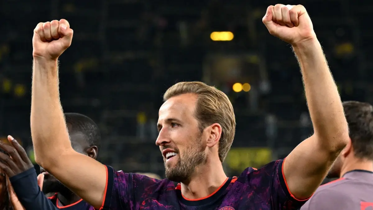 Borussia Dortmund - FC Bayern München: 22.08.2026, Nordrhein-Westfalen, Dortmund: Fußball, Männer: Franz-Beckenbauer-Supercup, Borussia Dortmund - FC Bayern München, Signal-Iduna-Park. Harry Kane (Bayern München) feiert den Gewinn des Pokals. Foto: Federico Gambarini/dpa - WICHTIGER HINWEIS: Gemäß den Vorgaben der Bundesliga bzw. des DFB Deutscher Fußball-Bund ist es untersagt, in dem Stadion und/oder vom Spiel angefertigte Fotoaufnahmen in Form von Sequenzbildern und/oder videoähnlichen Fotostrecken zu verwerten bzw. verwerten zu lassen. +++ dpa-Bildfunk +++
