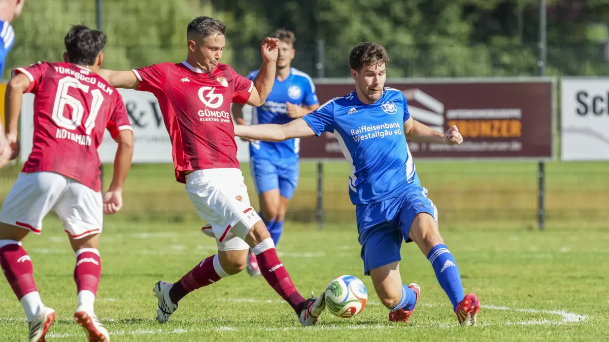 GER, TSV Heimenkirch vs. SC Tuerkguecue Ulm, Fussball, Landesliga 4, 2. Spieltag, Spielzeit 2026/2027, 22.08.26 : Niklas Kirchmann (TSV Heimenkirch, #19) gegen Hikmet Turan (SC Tuerkguecue Ulm, #4),
GER, TSV Heimenkirch vs. SC Tuerkguecue Ulm, Fussball, Landesliga 4, 2. Spieltag, Spielzeit 2026/2027, 22.08.26
Foto: Eibner-Pressefoto/Maximilian Rist