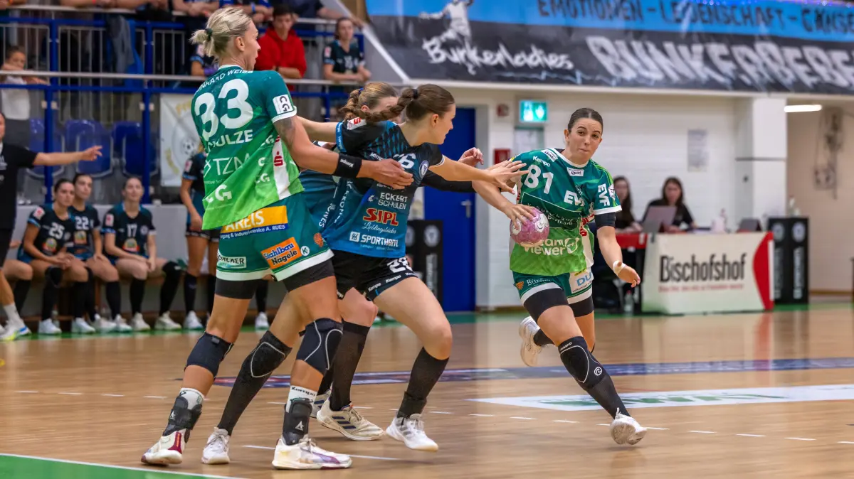 ESV 1927 Regensburg vs. Frisch Auf! Goeppingen, Handball, DHB-Pokal Damen, Saison 2026/2027, 1. Runde, 21.08.2026: Lea Neubrander (Frisch Auf! Göppingen, #81) am Ball, Luisa Schulze (Frisch Auf! Göppingen, #33), Anna Ehmann (ESV 1927 Regensburg, #26)
ESV 1927 Regensburg vs. Frisch Auf! Goeppingen, Handball, DHB-Pokal Damen, Saison 2026/2027, 1. Runde, 21.08.2026
Foto: Eibner/Ardan Fuessmann