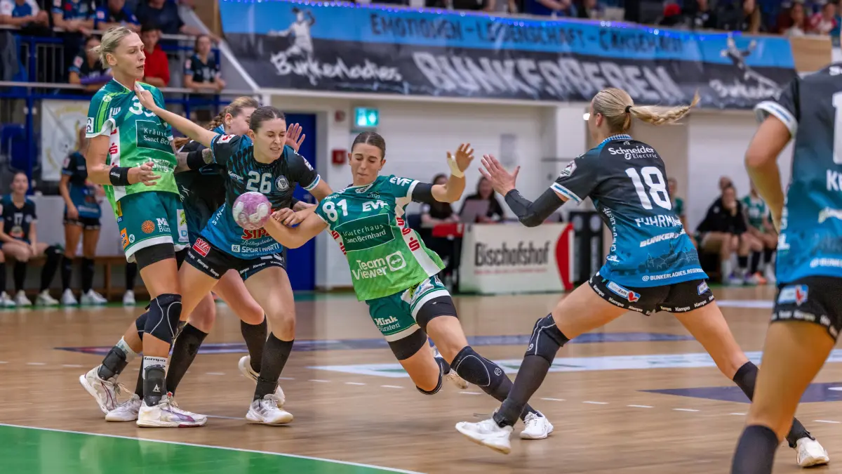 ESV 1927 Regensburg vs. Frisch Auf! Goeppingen, Handball, DHB-Pokal Damen, Saison 2026/2027, 1. Runde, 21.08.2026: Anna Ehmann (ESV 1927 Regensburg, #26) verteidigt gleichzeitig gegen Lea Neubrander (Frisch Auf! Göppingen, #81) und Luisa Schulze (Frisch Auf! Göppingen, #33) Maxie-Leonie Fuhrmann (ESV 1927 Regensburg, #18)
ESV 1927 Regensburg vs. Frisch Auf! Goeppingen, Handball, DHB-Pokal Damen, Saison 2026/2027, 1. Runde, 21.08.2026
Foto: Eibner/Ardan Fuessmann