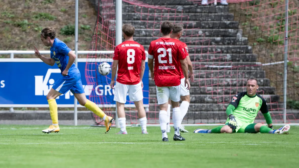 Felix Jung (Mühlhausen) erzielt das 1:0 gegen Julian Hauser (FC Holzhausen).