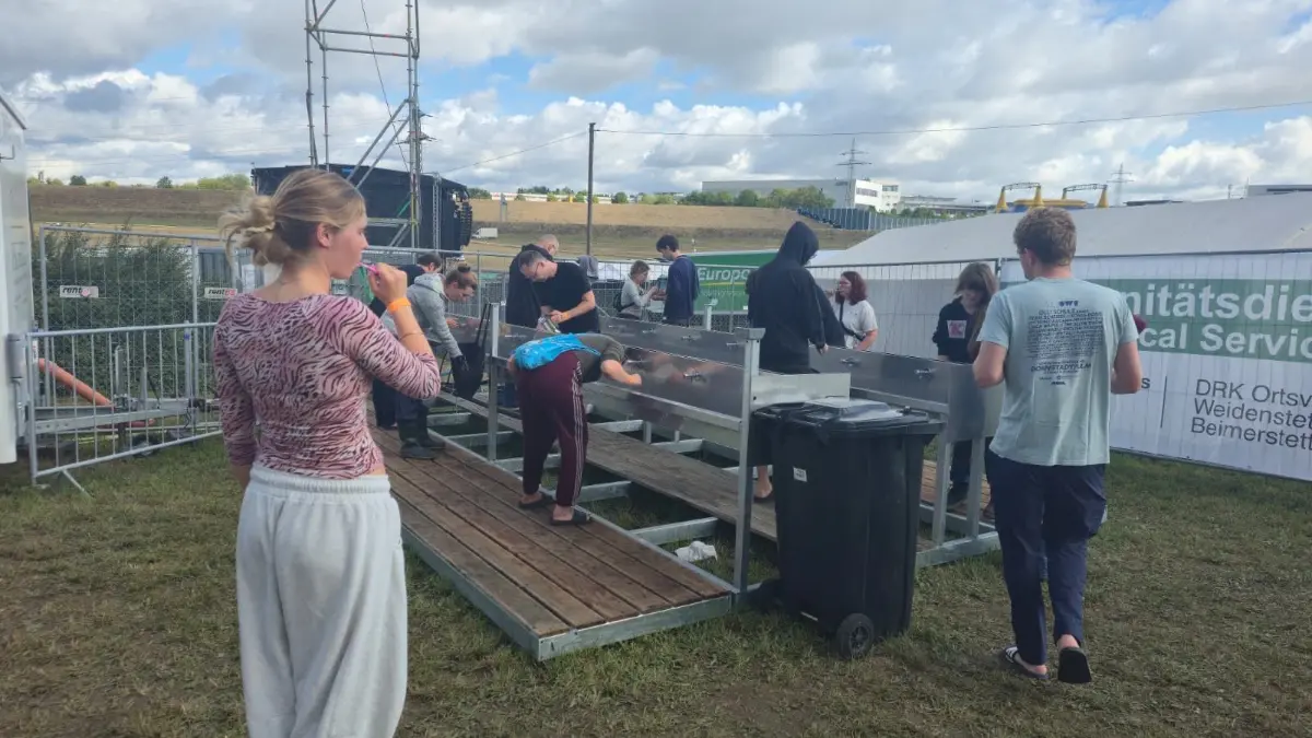 Am Campingplatz macht man sich frisch für den letzten Festivaltag. Die einen räumen unzählige Dosen vom Vorabend bei harten Beats auf, die anderen kümmern sich um ihre Körperhygiene.