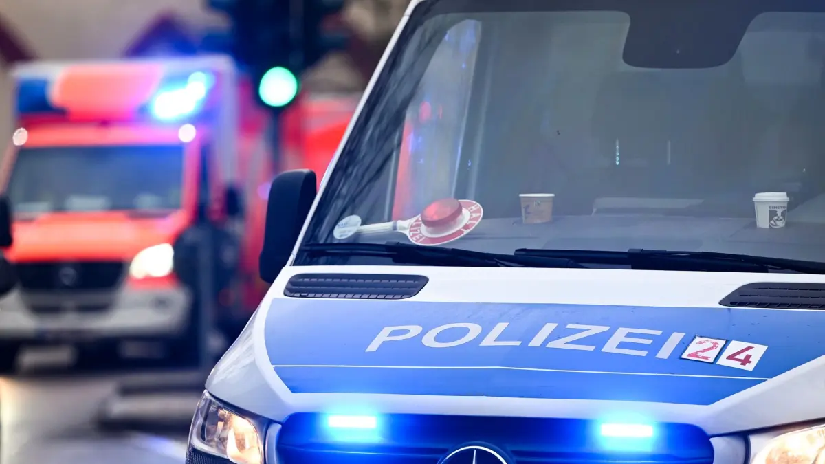 Der alkoholisierte Fahrer übersieht anderes Fahrzeug, das abbremst, und fährt voll auf. Seine Beifahrerin und der Fahrer des anderen Pkw werden verletzt. Foto: Jens Kalaene/dpa