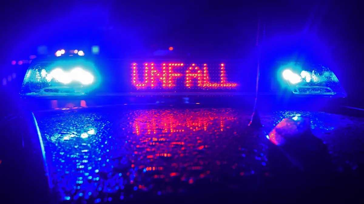 Unfall: ARCHIV - 19.08.2019, Bayern, Leipheim: "Unfall" in roten LED-Leuchtbuchstaben steht zwischen zwei Blaulichtern auf dem Dach eines Polizeiwagens, der auf der A8 am Ort eines Verkehrsunfalls steht. (zu dpa: «Regen sorgt für Unfälle und Sperrungen auf Bayerns Straßen») Foto: Stefan Puchner/dpa +++ dpa-Bildfunk +++
