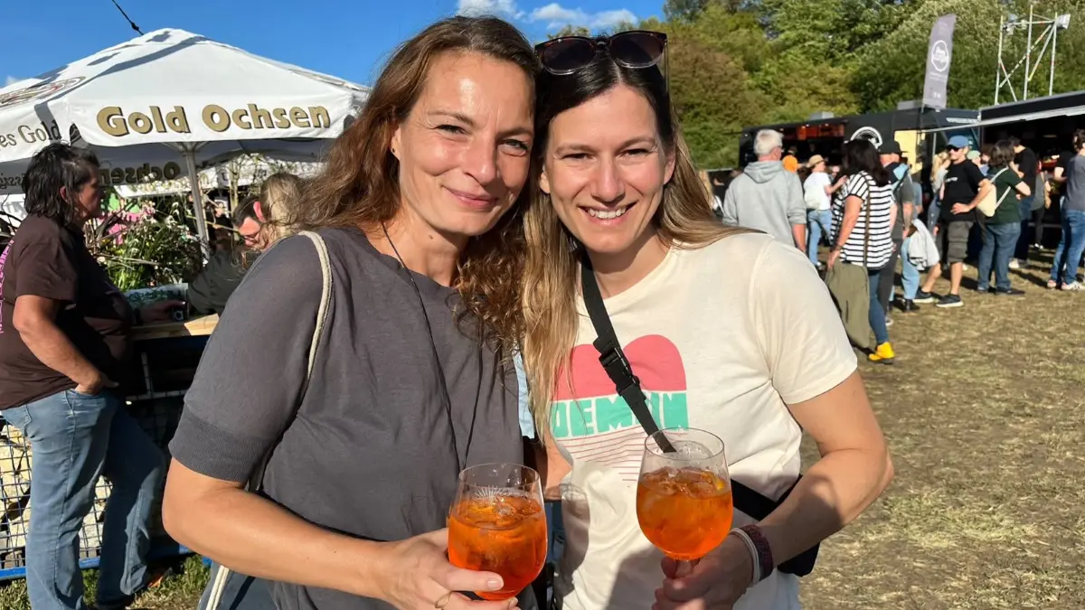 Caro (links) kommt aus Neu Ulm und ist schon öfter beim OWFgewesen. Dieses Mal hat sie ihre Freundin Rebecca aus Stuttgart mitgenommen. Für diese ist es Premiere. Eine bestimmte Band haben sie sich nicht ausgeguckt, „aber das Programm habe ich mir vorher natürlich schon angeguckt“, sagt Rebecca.