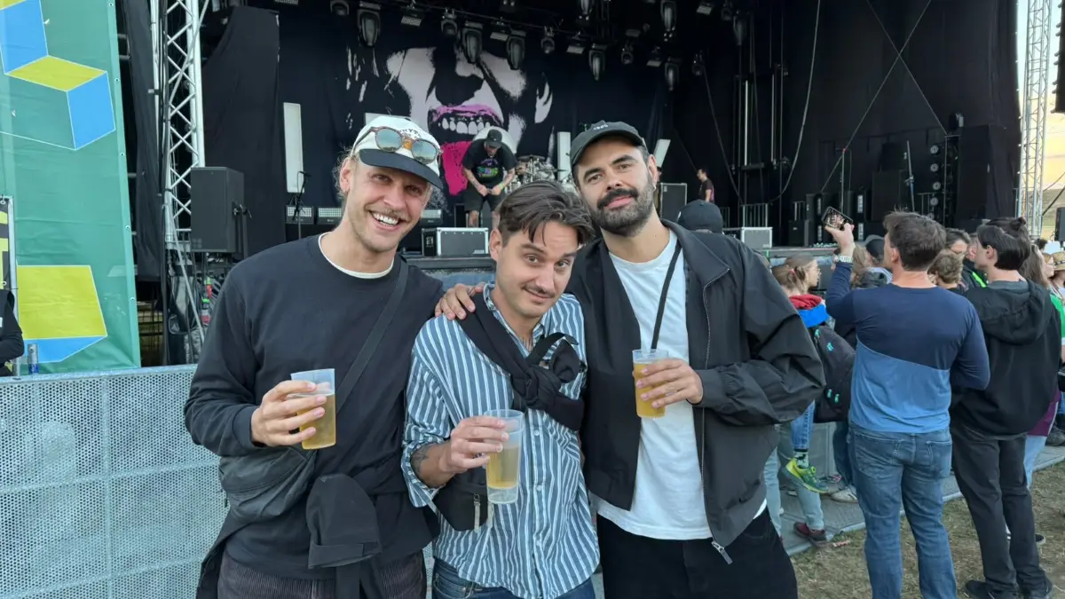 Lukas, Fabian und Florent sind aus Stuttgart angereist. Florent ist zum siebten Mal auf der Obstwiese. „Ich freue mich immer noch, wie beim ersten Mal!“, sagt er. Fabian ist zum fünften Mal da. „Bei mir ist es das erste Mal“, sagt Lukas.