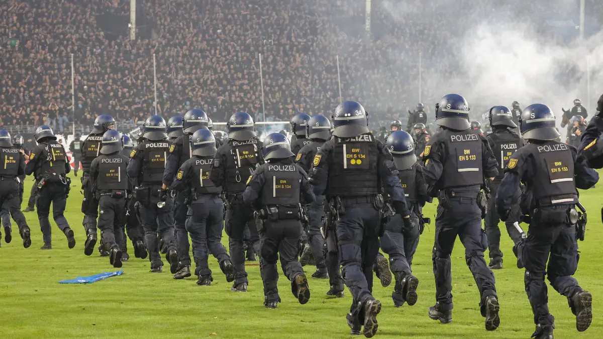 SV Waldhof Mannheim 07 - 1. FC Kaiserslautern, DFB-Pokal, 1. Runde: Im Bild: Ausschreitungen der Fanlager, die Polizei muss eingreifen und das Feld stuermen. 21.08.2026, SV Waldhof Mannheim 07 - 1. FC Kaiserslautern, DFB-Pokal, 1. Runde, Deutschland, Mannheim, Carl-Benz-Stadion, DFL REGULATIONS PROHIBIT ANY USE OF PHOTOGRAPHS AS IMAGE SEQUENCES AND/OR QUASI-VIDEO. *** The photo shows riots among the fan groups the police are forced to intervene and storm the field on August 21, 2026, SV Waldhof Mannheim 07 vs. 1 FC Kaiserslautern, DFB Cup, First Round, Germany, Mannheim, Carl Benz Stadium, DFL regulations prohibit any use of photographs as image sequences and/or quasi-video Copyright: HMBxMedia/xJulienxBecker