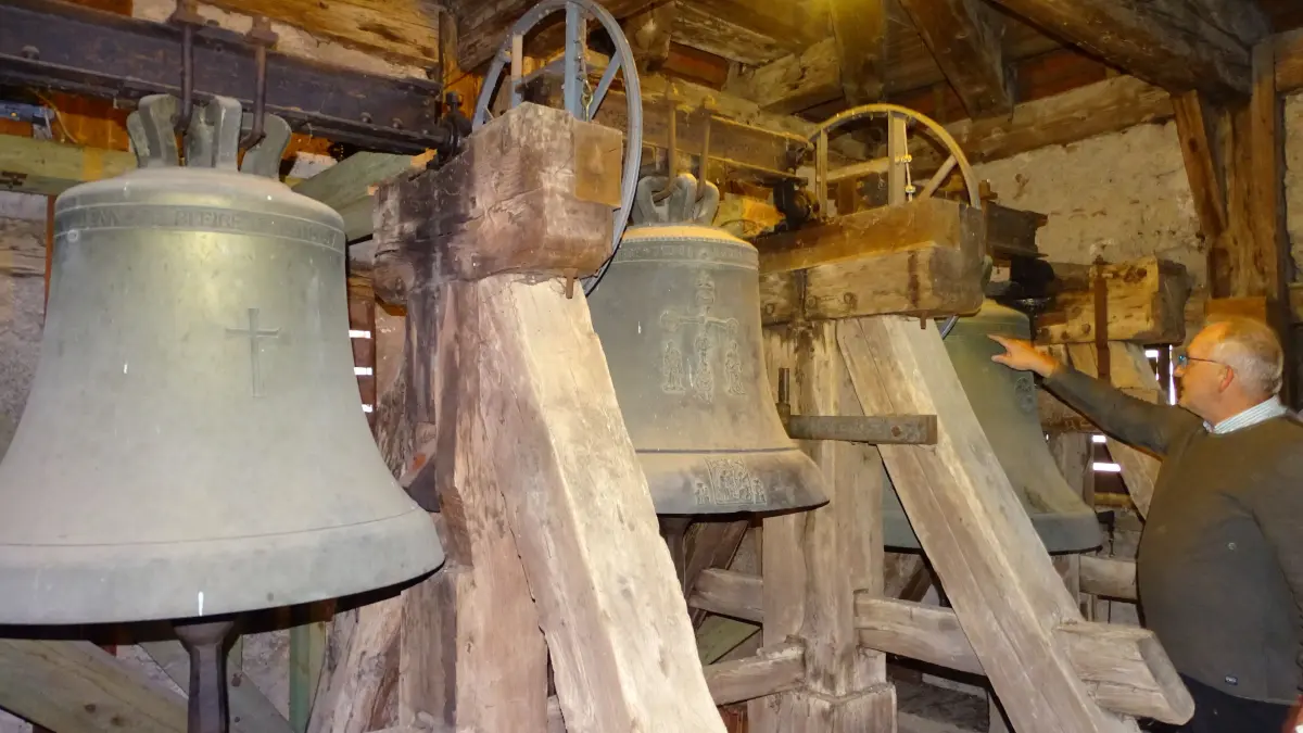 Über schmale Holzstiegen ging es hinauf zu den drei Kirchenglocken. Mit Interesse und direkt vor Ort, folgte man in zirka 30 Metern Höhe, direkt vor den drei Glocken stehend, deren Geschichte, erzählt vom Mesner Thomas Dohn.
