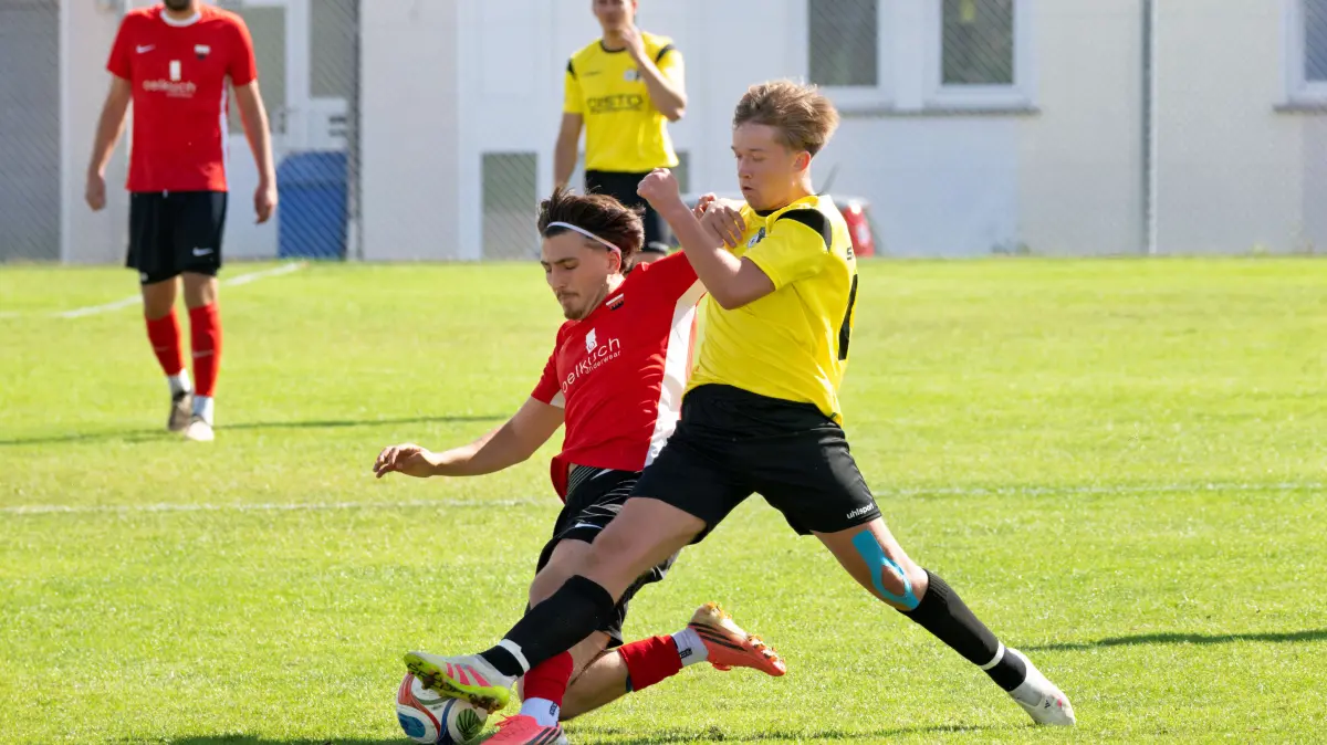 TSV Harthausen/Scher I vs SGM ZimmernII/Horgen I, Fussball, Bezirksliga, 22.08.2026: Ege Günes (TSV Harthausen/Scher I), hinten, im Zweikampf, Aktion, mit Aron Jauch (SGM Zimmern II/Horgen I)
TSV Harthausen/Scher I vs SGM ZimmernII/Horgen I, Fussball, Bezirksliga, 22.08.2026
Foto: Eibner-Pressefoto/Eky Eibner