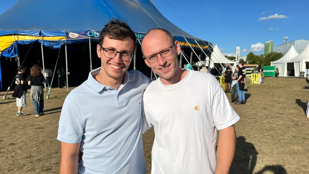 Carsten (links) und Tobias sind spontan vorbeigekommen. Tobias kommt aus Nürnberg und ist zu Besuch bei Carsten, der in Blaubeuren wohnt. „Uns gefällt’s richtig gut hier“, berichtet Tobias. Vor allem, dass das Festival umsonst ist: „In den heutigen Zeiten ist das schon ein Thema“, sagt er.
