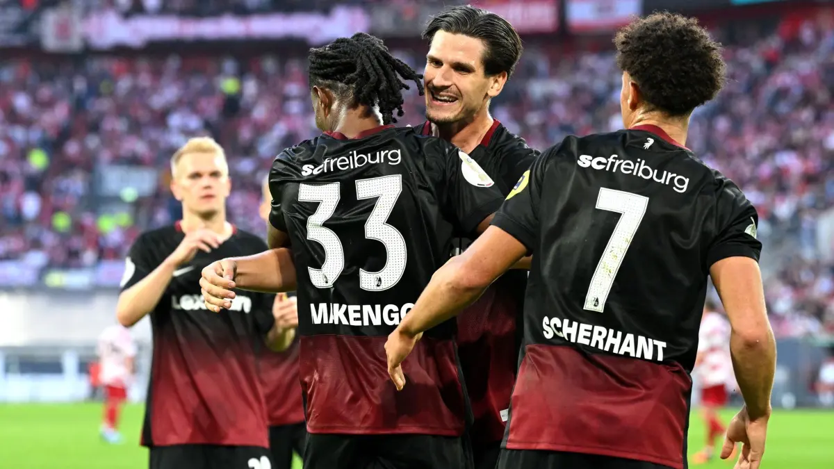 Fortuna Düsseldorf - SC Freiburg: 23.08.2026, Nordrhein-Westfalen, Düsseldorf: Fußball, Männer: DFB-Pokal, Fortuna Düsseldorf - SC Freiburg, 1. Runde, in der Merkur Spiel-Arena, Matthias Ginter, (l-r) Jordy Makengo, Igor Matanović und Derry Scherhant vom SC Freiburg jubeln über das Tor zum 1:4 durch Makengo. Foto: Federico Gambarini/dpa - WICHTIGER HINWEIS: Gemäß den Vorgaben der Bundesliga bzw. des DFB Deutscher Fußball-Bund ist es untersagt, in dem Stadion und/oder vom Spiel angefertigte Fotoaufnahmen in Form von Sequenzbildern und/oder videoähnlichen Fotostrecken zu verwerten bzw. verwerten zu lassen. +++ dpa-Bildfunk +++