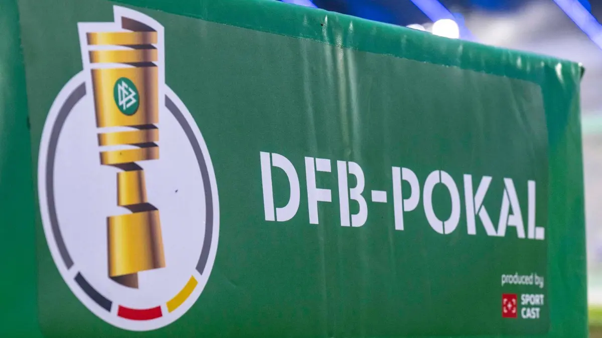 DFB-Pokal: ARCHIV - 29.10.2025, Nordrhein-Westfalen, Paderborn: Fußball: DFB-Pokal, SC Paderborn 07 - Bayer Leverkusen, 2. Runde, Home Deluxe Arena: Das Logo des DFB-Pokal ist am Spielfeldrand platziert. Das Hauptfeld für den DFB-Pokal 2026/27 ist komplett. (zu dpa: «Drei Bundesligisten am Montag im Pokal gefordert») Foto: David Inderlied/dpa +++ dpa-Bildfunk +++