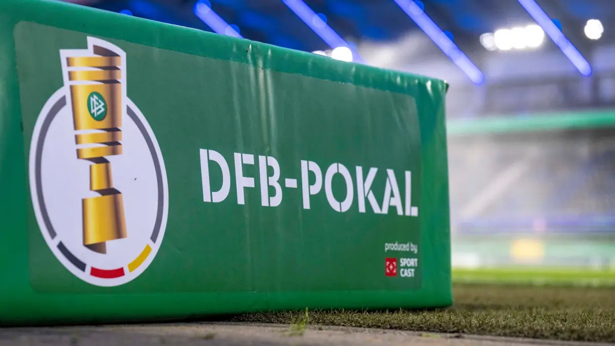 DFB-Pokal: ARCHIV - 29.10.2025, Nordrhein-Westfalen, Paderborn: Fußball: DFB-Pokal, SC Paderborn 07 - Bayer Leverkusen, 2. Runde, Home Deluxe Arena: Das Logo des DFB-Pokal ist am Spielfeldrand platziert. Das Hauptfeld für den DFB-Pokal 2026/27 ist komplett. (zu dpa: «Drei Bundesligisten am Montag im Pokal gefordert») Foto: David Inderlied/dpa +++ dpa-Bildfunk +++