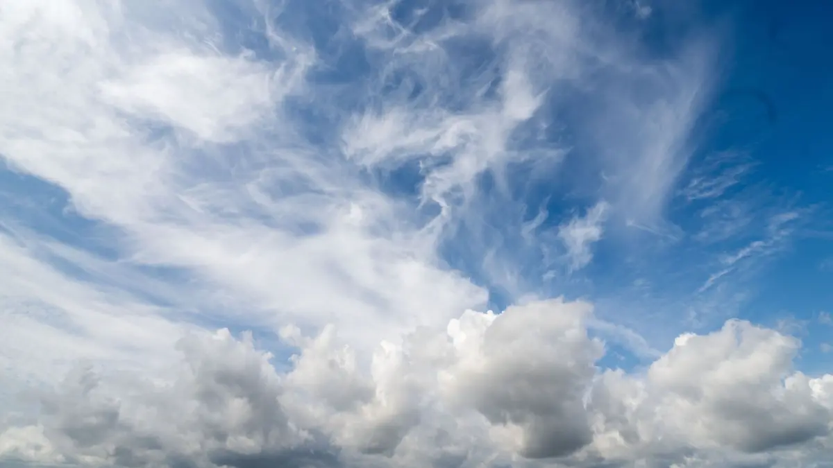 Wetter in Bayern: 23.08.2026, Bayern, Freiberg: Wolken ziehen am blauen Himmel entlang. Die neue Woche startet sonnig. Foto: Pia Bayer/dpa +++ dpa-Bildfunk +++