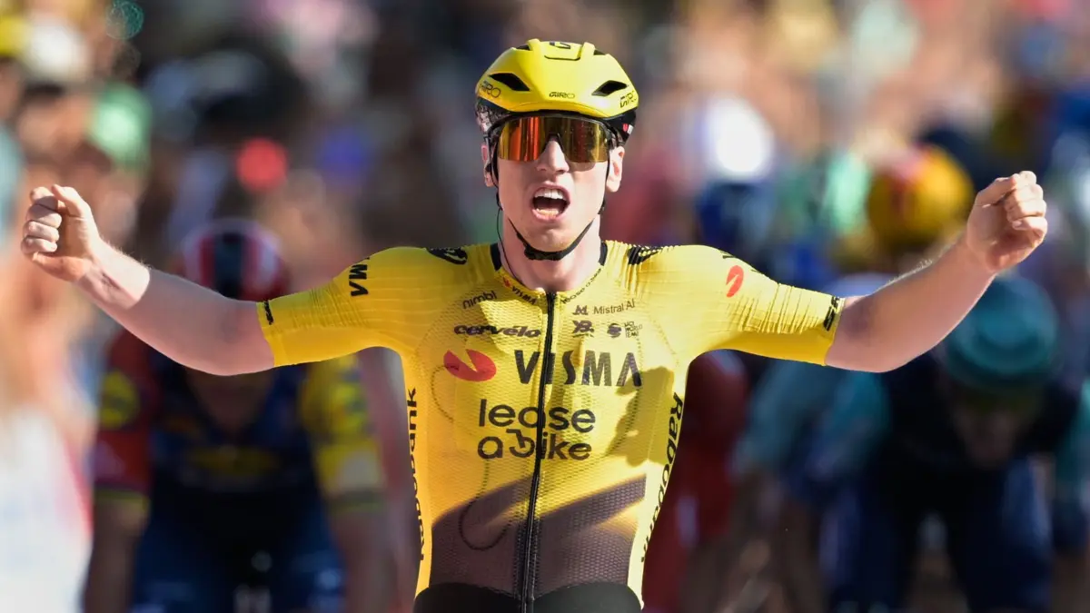 Vuelta á España: 23.08.2026, Frankreich: Radsport: UCI WorldTour - Vuelta á España, Monaco - Manosque (214,30 km), 2. Etappe: Der Brite Matthew Brennan jubelt, als er die Ziellinie überquert. Foto: Philippe Magoni/AP/dpa +++ dpa-Bildfunk +++