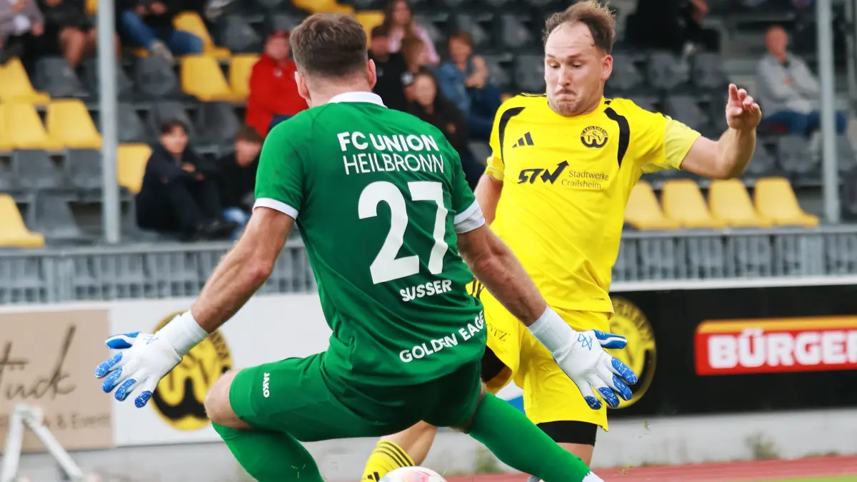 Dominik Rummler scheitert bei seinem Angriff am Heilbronner Keeper.