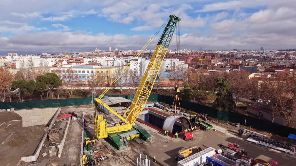 Der neue Liebherr-Kran, der 800 Tonnen heben kann, bei seinem ersten Einsatz in Madrid.
