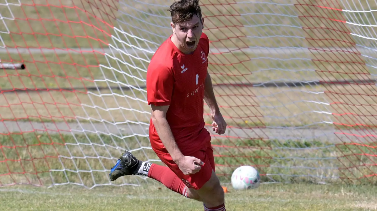 Emanuel Mader hat für den FC Sonnenbühl den Ball im Tor verstaut. Da darf ruhig mal gepflegt gejubelt werden.