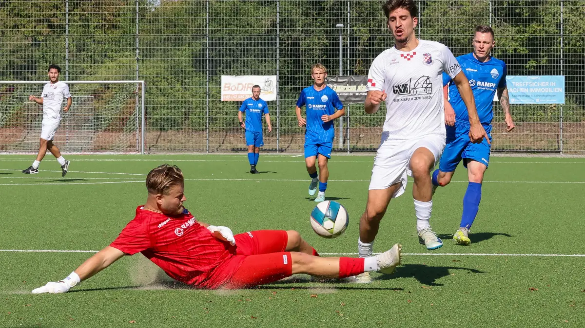 SV Croatia Reutlingen vs. SV Seedorf, Fussball, Landesliga 3, Spieltag 2, Spielzeit 2026/2027, 23.08.26: Marcel Bender (SV Seedorf, #36) klaert in letzter Sekund vor Altan Yildiz (SV Croatia Reutlingen, #22),
SV Croatia Reutlingen vs. SV Seedorf, Fussball, Landesliga 3, Spieltag 2, Spielzeit 2026/2027, 23.08.26,
Foto: Eibner-Pressefoto/Sebastian Reese