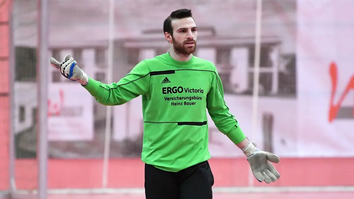 Hallenfussball; Stadtpokal Tuebingen 2017: Vorsicht: Dieses Foto ist möglicherweise nur für den einstigen Verlag Schwäbisches Tagblatt verwendbar. Hallenfussball; Stadtpokal Tuebingen 2017
07.01.2017 Ausrichter TSG Tuebingen
Aktiven Spiel im Platz 3
SSC Tuebingen - TSV Hirschau
TSV Torwart Marco Calderaro
FOTO: Pressefoto ULMER/Markus Ulmer
xxNOxMODELxRELEASExx