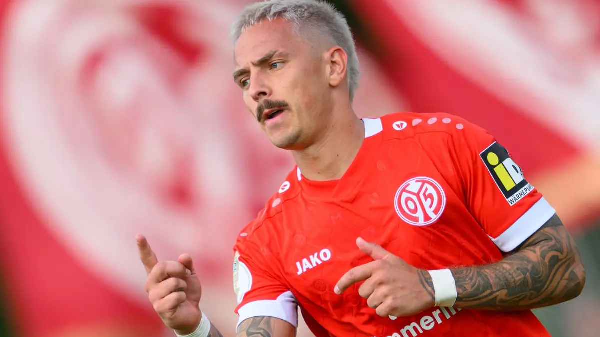 VfB Krieschow - 1. FSV Mainz 05: 23.08.2026, Brandenburg, Krieschow: Fußball, Männer: DFB-Pokal, VfB Krieschow - 1. FSV Mainz 05, 1. Runde, Sportpark Krieschow, Phillip Tietz (1. FSV Mainz 05) jubelt nach dem Tor zum 0:7. (zu dpa: «Gladbach und Mainz im Pokal locker weiter - Union mit Mühe») Foto: Robert Michael/dpa - WICHTIGER HINWEIS: Gemäß den Vorgaben der Bundesliga bzw. des DFB Deutscher Fußball-Bund ist es untersagt, in dem Stadion und/oder vom Spiel angefertigte Fotoaufnahmen in Form von Sequenzbildern und/oder videoähnlichen Fotostrecken zu verwerten bzw. verwerten zu lassen. +++ dpa-Bildfunk +++