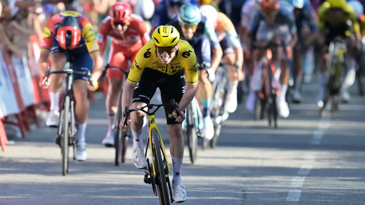 Vuelta á España: 23.08.2026, Frankreich: Radsport: UCI WorldTour - Vuelta á España, Monaco - Manosque (214,30 km), 2. Etappe: Der Brite Matthew Brennan sprintet zum Sieg auf der zweiten Etappe. Foto: Philippe Magoni/AP/dpa +++ dpa-Bildfunk +++