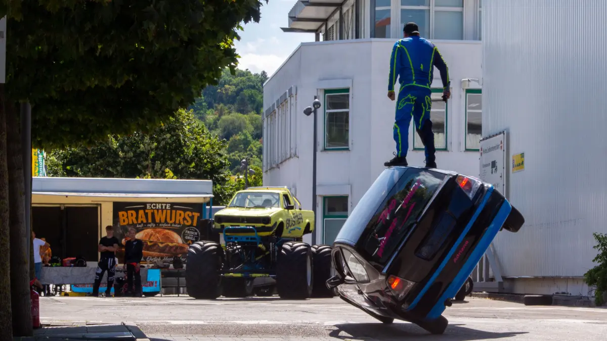 Gleichgewicht auf zwei Rädern: Adriano Frank auf dem Dach des Autos, während Vater Gerhard am Lenkrad die Balance hält.