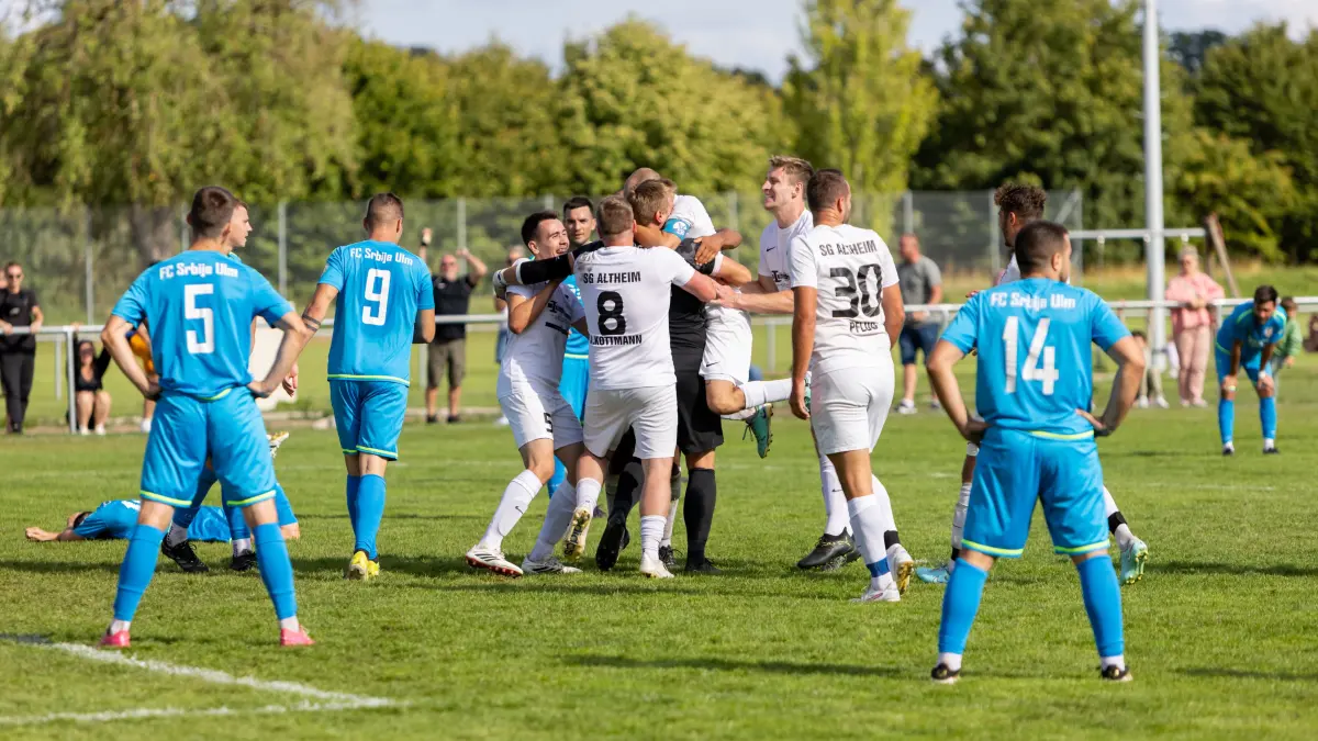 SG Altheim - Srbija Ulm 4:4 Fußball-Bezirksliga Die SG Altheim feiert Torhüter Kenneth Leiko, der in der Nachspielzeit das 4:4 erzielte.