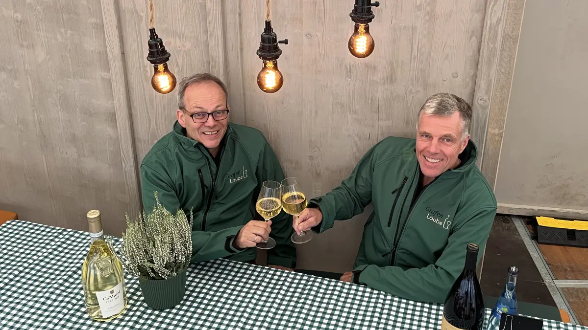 Bei einem Glas Lugana oder Champagner in der Graufenlaube anstoßen. Jens Gogarn und Jürgen Baur blicken gespannt auf ihren Start auf dem Reutlinger Weindorf.