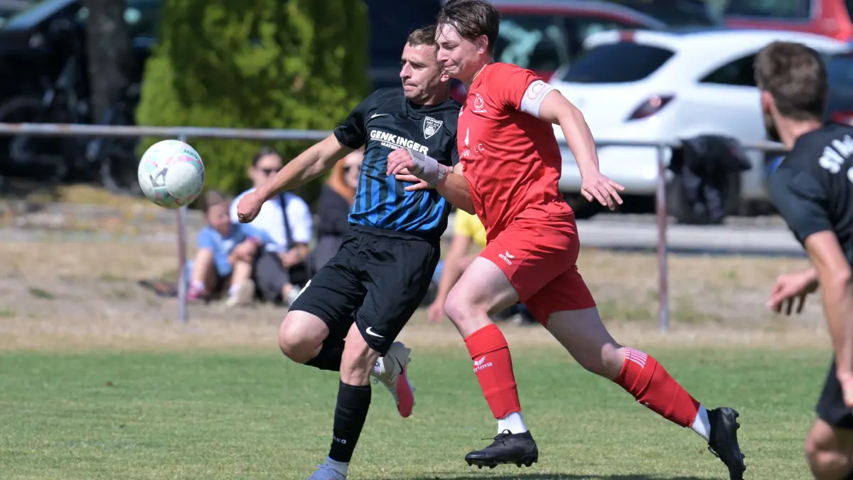 Fussball KL A | FC Sonnenbuehl vs. SV Auingen: Fussball KL A1 | FC Sonnenbuehl (rot) vs. SV Auingen (blau) // 2026-08-23 // Foto: JoBaur // #5 Marius Braendle (FC Sonnenbuehl) / #19 Maxim Secrieru (SV Auingen)