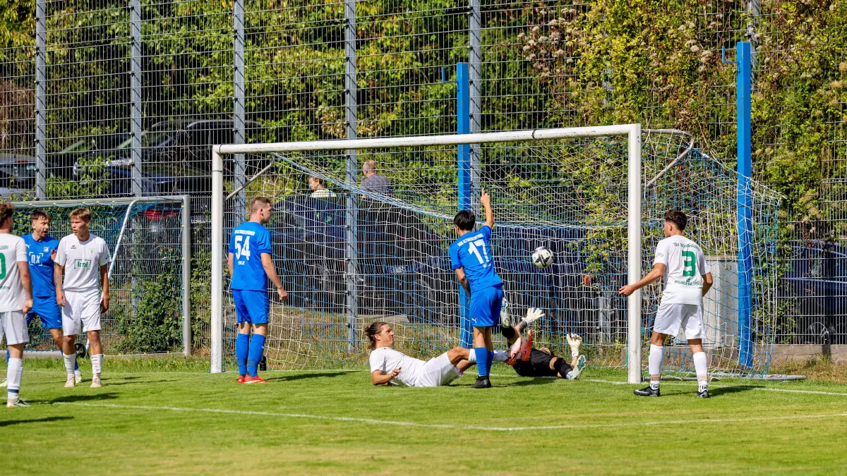 SGM Altingen Entringen I - TSV Sickenhausen, Fussball, Herren, Bezirksliga Alb, 3. Spieltag, Saison 2026/2027, 23.08.2026,: SGM Altingen Entringen I - TSV Sickenhausen, Fussball, Herren, Bezirksliga Alb, 3. Spieltag, Saison 2026/2027, 23.08.2026, Spielsituation, Torchance fuer SGM Altingen - Entringen I
Foto: DROFITSCH/EIBNER