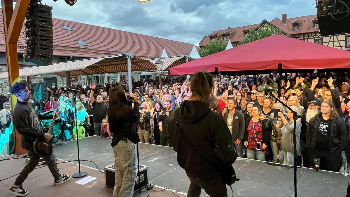 Die Tribute-Band From Zero huldigte auf der Hauptbühne den Metal-Rockern von Linkin Park.