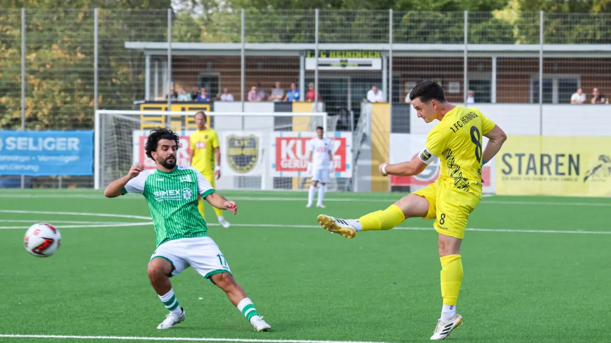 1. FC Heiningen - GSV Maichingen: 1. FC Heiningen - GSV Maichingen
Justin Hrabar (8, der zweifache Torschütze, mit einem Versuch aus 16 Metern.