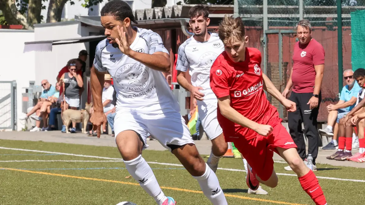 SG Reutlingen vs. TSV Ofterdingen, Fussball, Bezirksliga Alb, Spieltag 3, Spielzeit 2026/2027, 23.08.26: Marcel Ezewele (SG Reutlingen, #23) im Zweikampf mit Elias Ruoff (TSV Ofterdingen, #09),
SG Reutlingen vs. TSV Ofterdingen, Fussball, Bezirksliga Alb, Spieltag 3, Spielzeit 2026/2027, 23.08.26,
Foto: Eibner-Pressefoto/Sebastian Reese