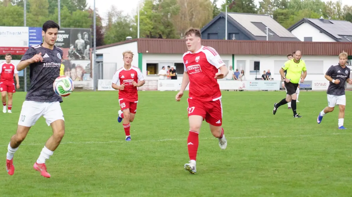 Der VfR Altenmünster bezwingt zum Saisonauftakt die neue SGM Honhardt/Stimpfach (rot) mit 3:1.