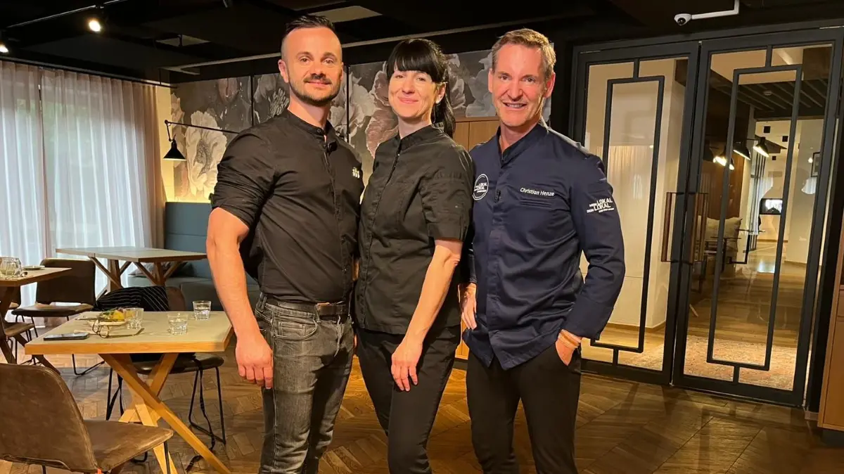 Am zweiten Tag von „Mein Lokal, Dein Lokal“ in Ulm besucht Christian Henze (r.) das Restaurant Waldvogel in Leipheim.