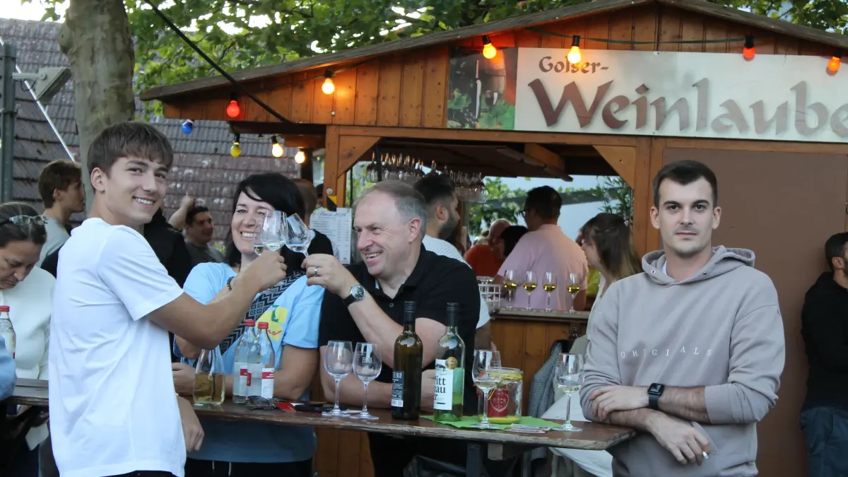 Dicht umlagert war stets die Weinlaube, aus der man die besten Weine Golser Winzer verkosten konnte.