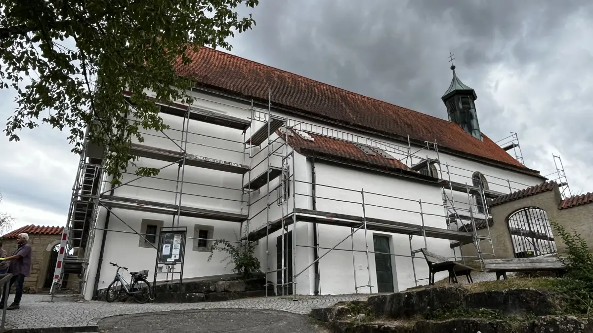 Die Wurmlinger Kapelle ist momentan eingerüstet, weil sie renoviert wird.