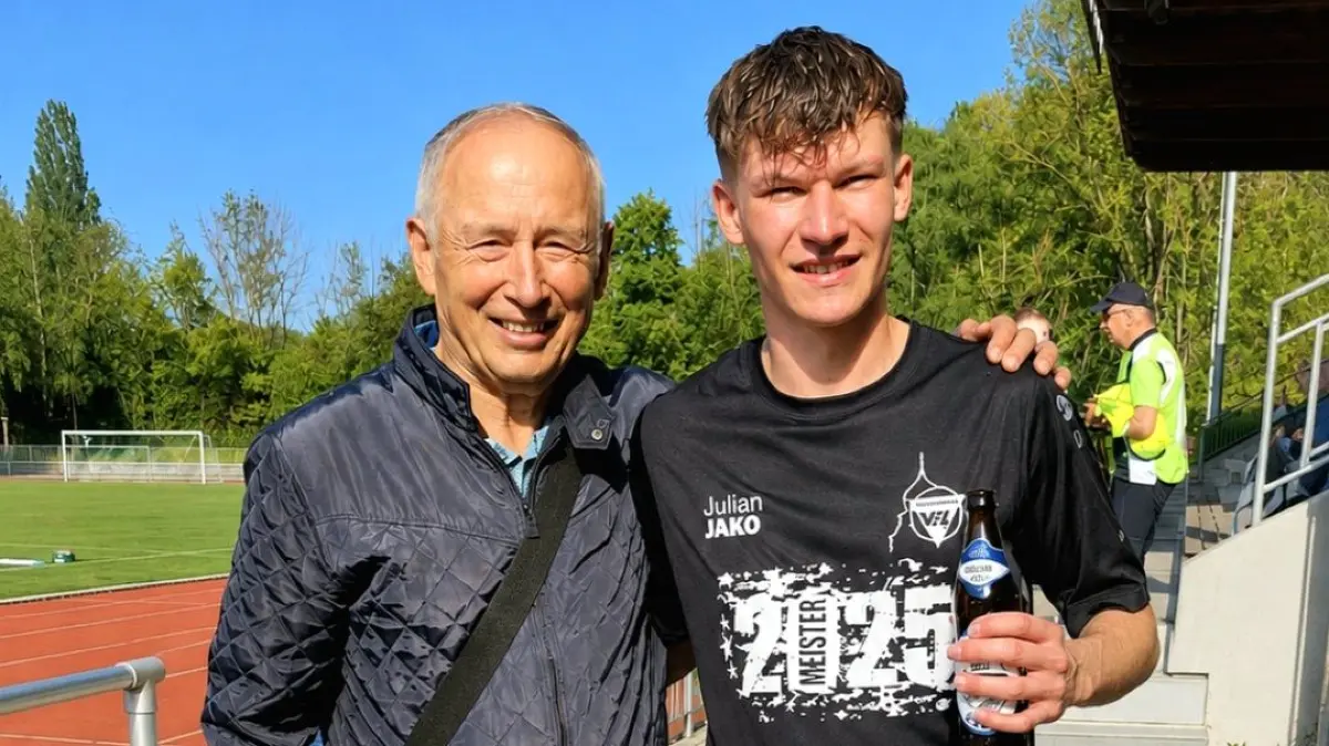 Ein Herz und eine Seele: TuS-Legende Karl Schäfer (links) hat seinen Enkel Julian Mayer (SG Felldorf-Bierlingen) nahezu durch seine ganze fußballerische Laufbahn begleitet.
