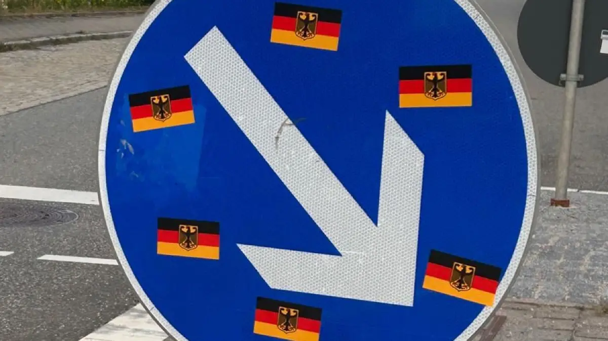 Unbekannte haben am Wochenende zahlreiche Stellen in Empfingen mit Deutschland-Aufklebern beklebt. Betroffen sind auch Verkehrsschilder – die Gemeinde sucht nun nach den Verursachern.