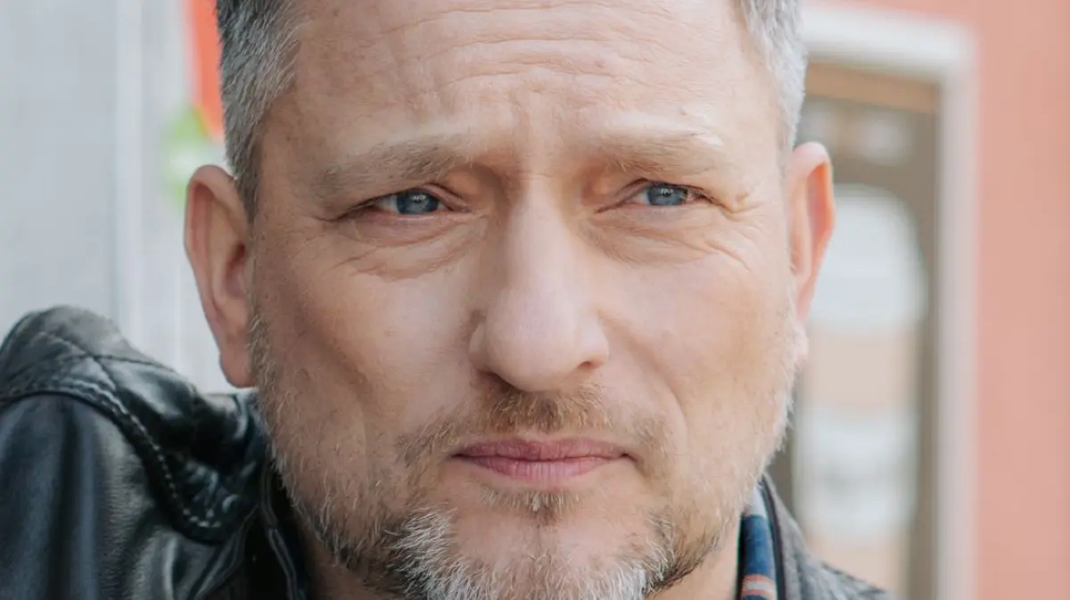 GZSZ-Fanliebling Michi Bode (Lars Pape) macht sich Sorgen um eine Freundin.