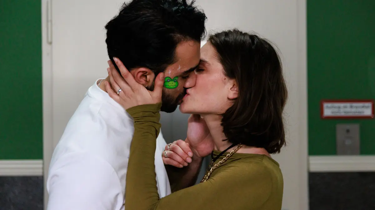 Baris (Metehan Demiröz) und Larissa (Ilka Mahrholz) küssen sich zum ersten Mal.