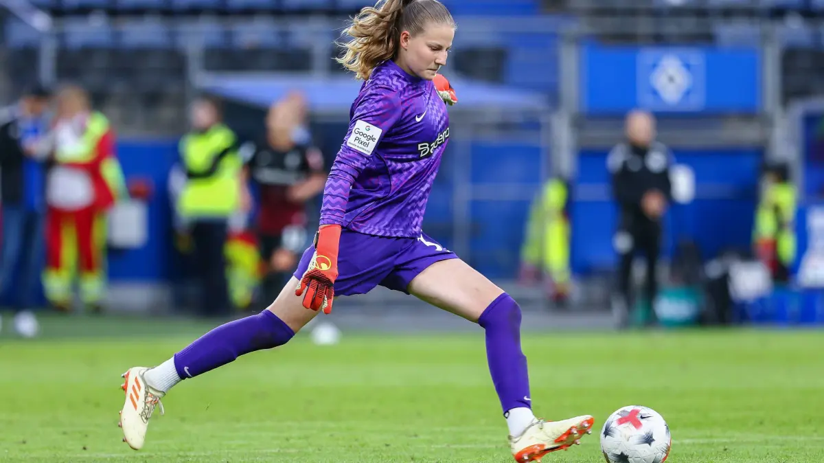 Fussball, Google Pixel Frauen-Bundesliga, Hamburger SV - SC Freiburg: Anna Reimann Torhüterin, Torwart, SC Freiburg, 38 am Ball, Freisteller, Einzelbild, Ganzkörper, Aktion, Action, Spielszene, DIE DFB-RICHTLINIEN UNTERSAGEN JEGLICHE NUTZUNG VON FOTOS ALS SEQUENZBILDER UND/ODER VIDEOÄHNLICHE FOTOSTRECKEN. DFB REGULATIONS PROHIBIT ANY USE OF PHOTOGRAPHS AS IMAGE SEQUENCES AND/OR QUASI-VIDEO., 23.08.2026, Hamburg Deutschland, Fussball, Google Pixel Frauen-Bundesliga, Hamburger SV - SC Freiburg *** Anna Reimann, goalkeeper, SC Freiburg, age 38, with the ball, cutout, single frame, full-body, action, game scene, DFB REGULATIONS PROHIBIT ANY USE OF PHOTOGRAPHS AS SEQUENCE IMAGES AND/OR VIDEO-LIKE PHOTO SERIES DFB REGULATIONS PROHIBIT ANY USE OF PHOTOGRAPHS AS IMAGE SEQUENCES AND/OR QUASI-VIDEO, August 23, 2026, Hamburg, Germany, Soccer, Google Pixel Womens Bundesliga, Hamburger SV, SC Freiburg xobx